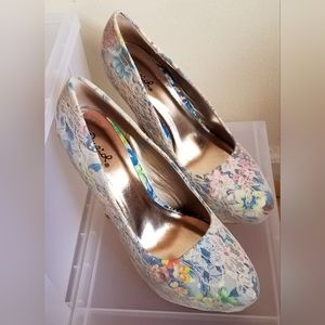 QUPID- FLORAL & LACE DETAIL, PLATFORM 6"in HEELS